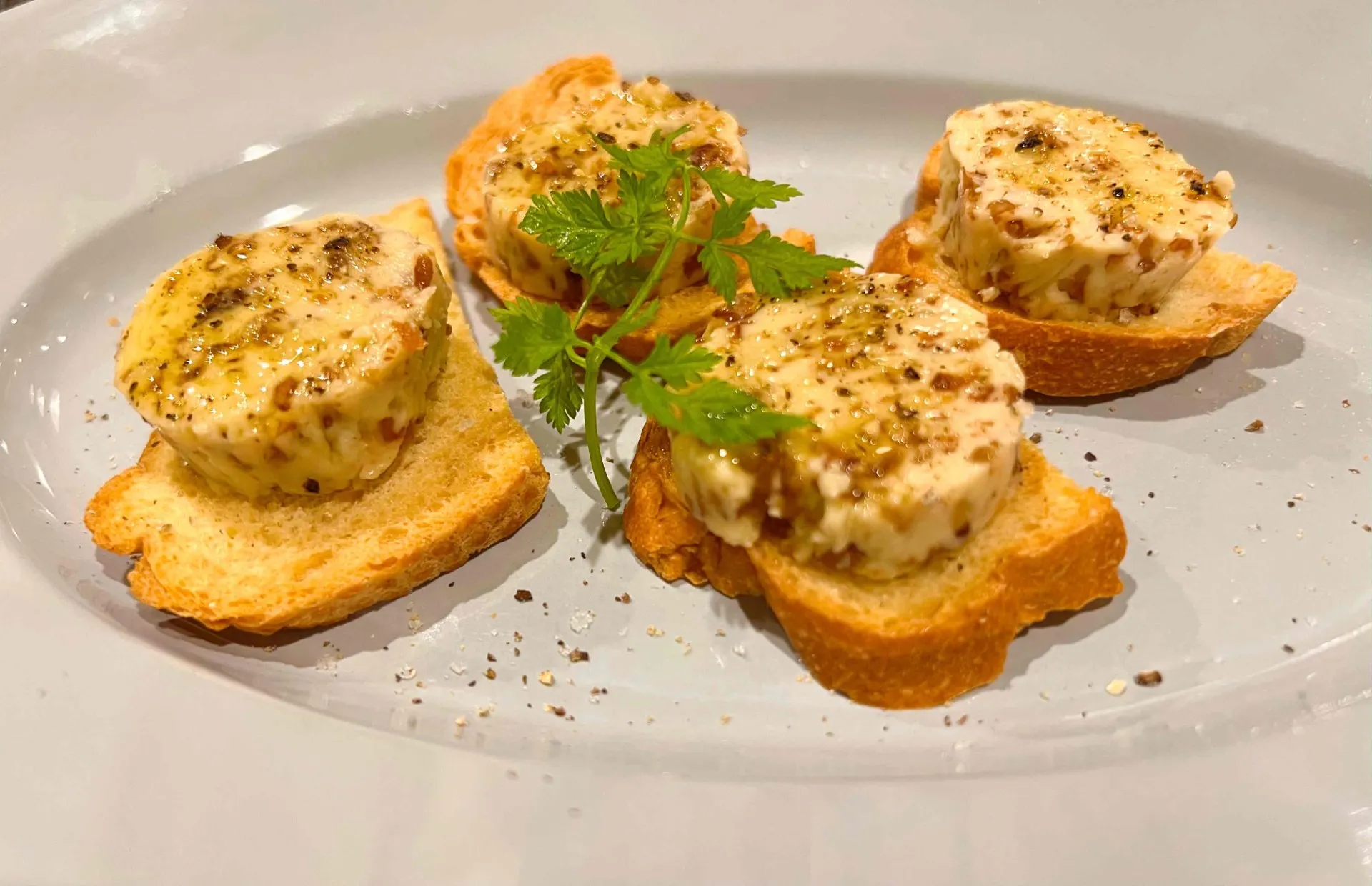 自家製レーズンバターとメルバトースト(1ピースから注文できます)